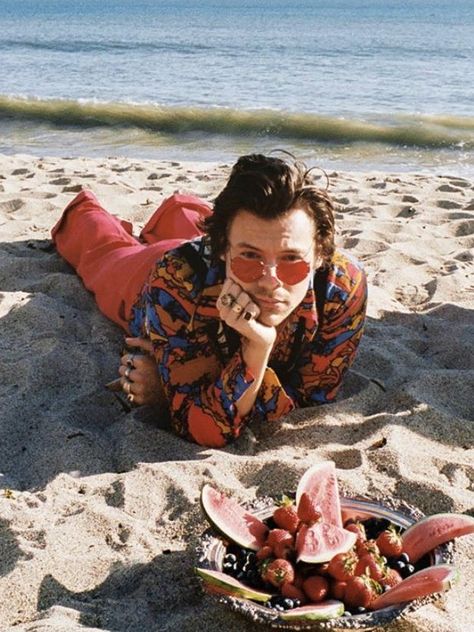 Harry Styles Watermelon Sugar, Harry Styles Lockscreen, Harry Styles Outfit, Harry Styles Poster, Watermelon Sugar, Red Glasses, Harry Styles Wallpaper, Harry Styles Pictures, Harry Styles Photos