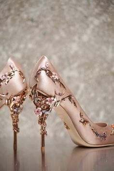 ralph russo aw 16/17 eden heel wedding pump / http://www.himisspuff.com/rose-gold-metallic-wedding-color-ideas/ Kasut Kahwin, Kasut Pengantin, Kasut Tumit Tinggi, Kasut Wanita, Fun Wedding Shoes, Flower Heels, Prom Heels, Wedding Shoes Heels, Wedding Dress Shoes