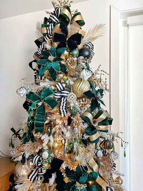 Green Black White Christmas Tree, Green Black And White Christmas Tree, Green And Gold Christmas Tree, 2022 Christmas Tree, Elegant Wreaths, Green Christmas Decorations, Christmas Tree Gold, Christmas Chandelier, Christmas Tree Decorations Ribbon