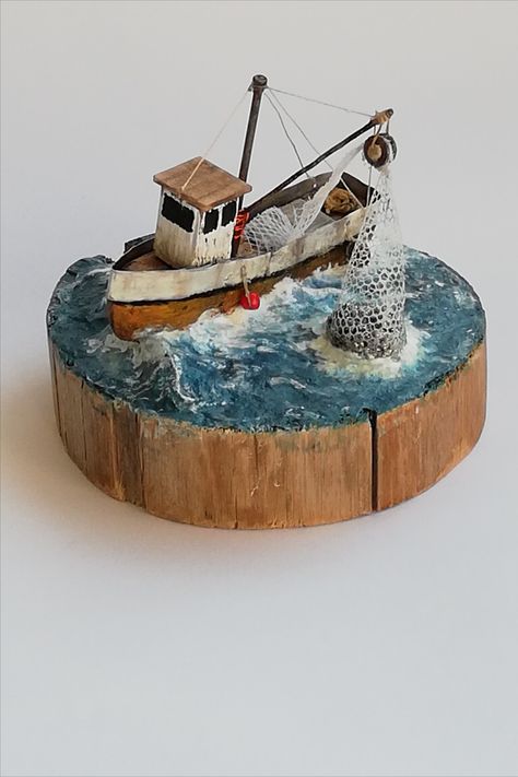 A handful of fishing boat... Driftwood Boat, Cardboard City, Boat Crafts, Clay Fairy House, Small Wooden House, Barn Wood Projects, Sea Decor, Diy Yarn Crafts, Quirky Decor