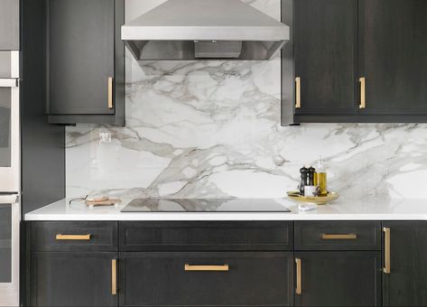 Gold Hardware Dark Cabinets, Seamless Backsplash, Modern Ranch Kitchen, Kitchen Trends For 2023, 2023 Kitchen Trends, Champagne Bronze Hardware, Kitchen Projects Design, Espresso Cabinets, Porcelain Slab