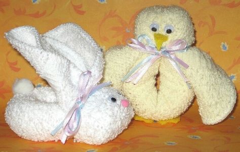 Boo boo bunnie and ducky Boo Boo Bunny, Washcloth Animals, Towel Origami, Washcloth Crafts, Towel Animals, Easy Handmade Gifts, Towel Crafts, Wash Cloth, Face Cloth