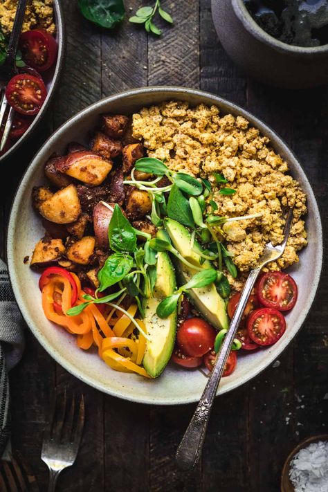 Your search for a satisfying, high protein and tasty vegan breakfast is over. This savory vegan breakfast bowl, with crispy potatoes, basic spicy scrambled tofu, and fresh veggies is all you'll want in the morning. Plus, you can prep everything ahead of time. Hello vegan breakfast meal prep! #highprotein #veganbreakfast #savoryveganbreakfast #veganrecipes #scrambledtofu #savorybreakfast | crowdedkitchen.com High Protein Super Bowl Food, Wellness Meals, High Protein Vegetarian Breakfast, Vegan Breakfast Bowl, Vegan Protein Breakfast, Super Breakfast, High Protein Vegan Breakfast, Best Vegan Breakfast, Yummy Aesthetic