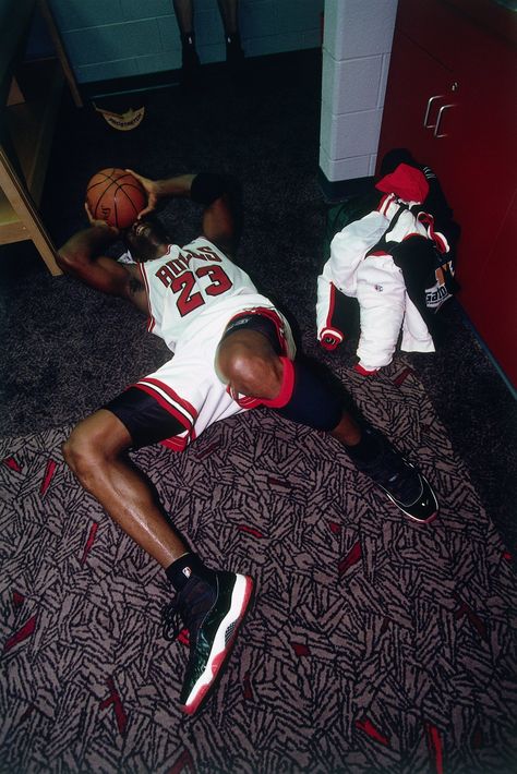 Behind the iconic moments when Michael Jordan wore the Bred Air Jordan 11s Chicago Bulls Aesthetic Wallpaper, Athletes Outfits, Michael Jordan Wallpaper Iphone, Air Jordan 11s, Air Jordan 11 Bred, Michael Jordan Photos, Michael Jordan Pictures, Foto Sport, Jordan 11 Bred