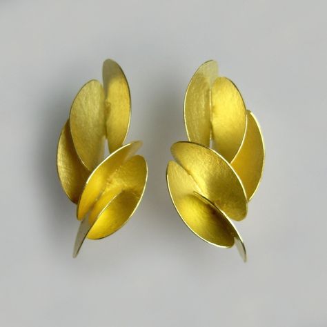 Metalwork Jewelry, Art Jewelry Contemporary, Earrings Inspiration, Gold Diamond Jewelry, Contemporary Jewellery, Butterfly Earrings, Contemporary Jewelry, Artistic Jewelry, How To Make Beads