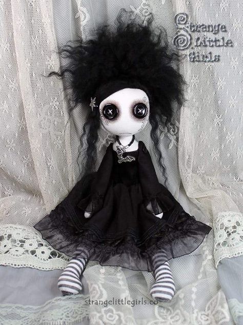 Creepy Stuffed Animals, Pocket Full Of Posies, Goth Baby, Creation Art, Ugly Dolls, Scary Dolls, Art Dolls Cloth, Gothic Dolls, Monster Dolls