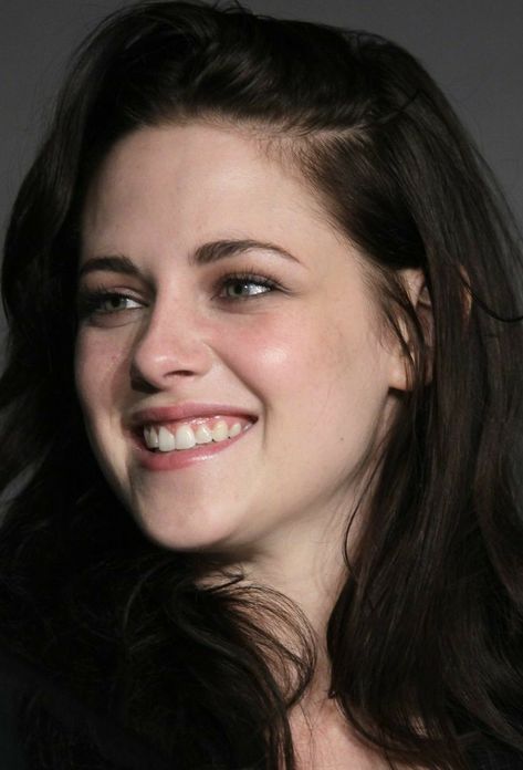 Kristen Stewart Eyes, Lana Del Rey Hair, Bella Y Edward, Kristen Stewart Twilight, Medicine Herbs, Kristen And Robert, Brown Hair Green Eyes, Kristin Stewart, Kristen Stewart Style