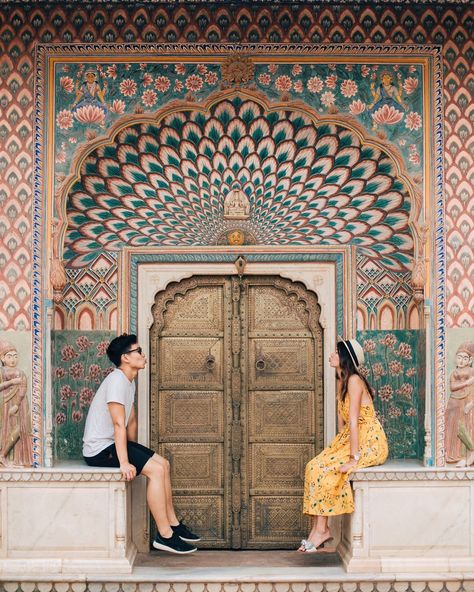 City Palace Jaipur, Jaipur Travel, Travel Pose, Pre Wedding Photoshoot Outdoor, Pre Wedding Poses, Travel Pictures Poses, Couple Photography Poses, Udaipur, Pre Wedding Photoshoot