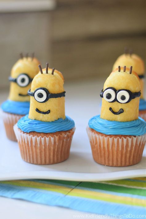 Make these adorable and easy-to-make Twinkie Minion Cupcakes for your next Minion party with the kids. Minions Recipes, Minion Cupcakes Diy, Minions 3rd Birthday Party Ideas, Minion Birthday Party Centerpieces, Minion 4th Birthday Party, Minions Centerpiece Ideas, Minion Food Ideas, Minion Desserts, Diy Minion Party