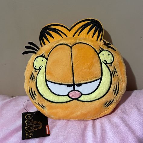 Sunday Sale! Garfield Face Fuzzy Makeup Bag New With Tags This Fuzzy Makeup Bag Features Garfield's Smug Face Embroidered On The Front, Plus Appliqu Ear And Whisker Detailing Up Top. 8 1/2'' X 3'' X 8 1/2'' Polyester Garfield Merch, Peluche Aesthetic, Garfield Collection, Smug Face, Garfield Wallpaper, Fat Orange Cat, Hedwig Owl, Garfield Pictures, Garfield Images