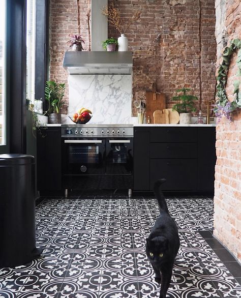 Black kitchen cupboards I brick wall I black and white tiles Brick Tiles Kitchen, Kitchen Brick Wall, White Kitchen Floor, Brick Wall Kitchen, Wall Tiles Kitchen, Brick Kitchen Backsplash, Black Brick Wall, White Kitchen Tiles, Brick Kitchen