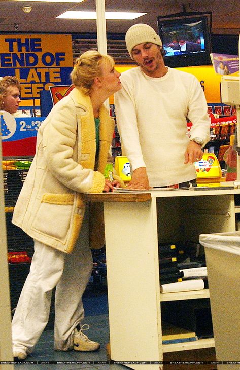 Britney Spears & Kevin Federline (husband - 01/02/05) [Blockbuster] #LosAngeles #California 2007 Britney Spears, Britney Spears Husband, Britney Spears And Kevin Federline, Britney Spears 2004, Britney Spears Sons, Everytime Britney Spears, Britney Spears 2002, Britney Spears Gif, Spears