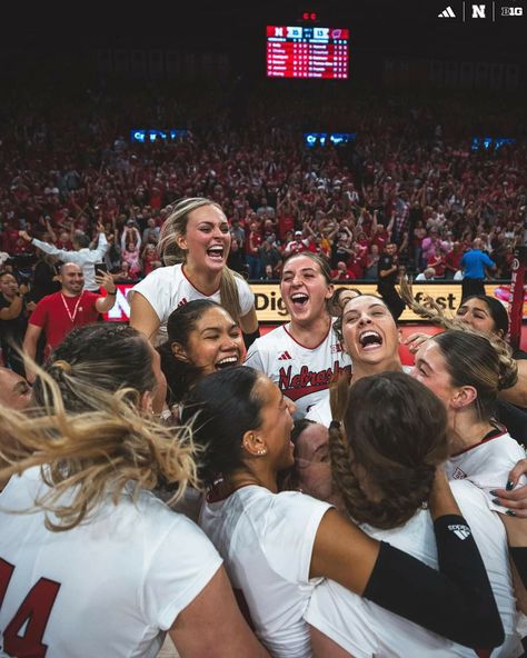 Volleyball Celebration, Volleyball Championship Aesthetic, Nebraska Volleyball Aesthetic, Highschool Volleyball Aesthetic, Usa Volleyball Team, Nebraska Volleyball, Ncaa Volleyball, Cool Cheer Stunts, Ncaa Volleyball Championship