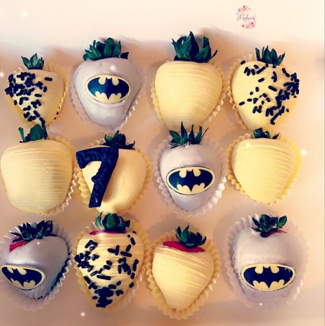 Batman chocolate covered strawberries 💛🖤 Batman Strawberries, Strawberry Cover, Diy Comic, Batman Themed Birthday Party, Batman Baby Shower, Chocolate Covered Strawberry Recipe, Milk Duds, Fruit Creations, Batman Theme