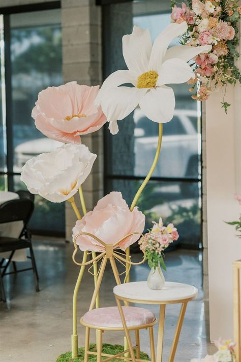 giant paper flowers for flower market themed birthday Welcoming Party, Fairy Baby Showers, Flower Birthday Party, Bday Decor, 1st Birthday Cake Topper, Baby Birthday Themes, Wildflower Baby Shower, Themed First Birthday, Paper Flower Decor