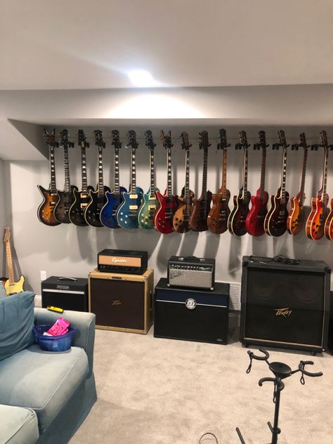 Guitar Storage Ideas Small Spaces, Guitar Rack Diy, Guitar Room Man Cave, Guitar Room Aesthetic, Guitar Room Ideas, Lp Wall, Spare Room Design, Aesthetic Guitar, Music Room Design