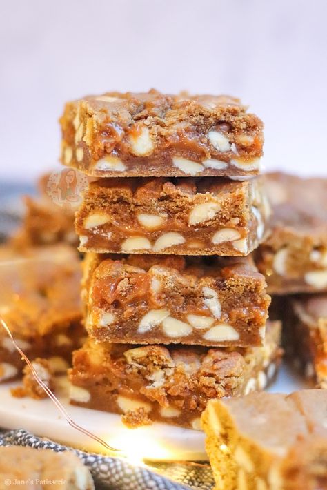 Caramel Gingerbread Cookie Bars! - Jane's Patisserie Gingerbread Cookie Bars, Pudding Cookies Recipes, Gingerbread Recipes, Caramel Cookies Bars, Janes Patisserie, Banana Oat Muffins, Popular Cookies, Tray Bake Recipes, White Chocolate Chip