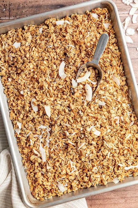 Easy Vanilla Coconut Granola - At Elizabeth's Table Vanilla Granola Recipe, Coconut Granola Recipe, Vanilla Almond Granola, High Protein Yogurt, Vanilla Granola, Granola Recipe Healthy, Protein Yogurt, Coconut Chia, Crunchy Granola