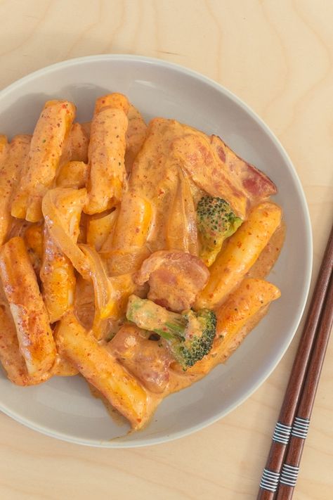 spicy carbonara tteokbokki Inkigayo Sandwich, Fried Seaweed, Tteokbokki Recipe, Seaweed Rolls, Iftar Recipes, Korean Recipes, Korean Street Food, Deilig Mat, Korean Street