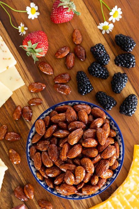 These Ridiculously Easy Maple-Glazed Roasted Almonds are perfect for snacks, salads, cheese boards... They\'re sweet, salty and super crunchy! Impressive Fall Desserts, Glazed Almonds, Banana Coffee Cakes, Pumpkin Jam, Maple Recipes, Knead Bread Recipe, Maple Pumpkin, Fall Dinner Party, Impressive Recipes