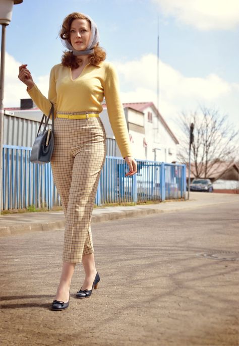 Lily Jarlsson - Vintage cigarette pants 1950s retro style 1950s Fashion Pants, Outfits 60s, 60s Outfits, Vintage Outfits 50s, Decades Fashion, Fashion 50s, 1950 Fashion, Vintage Fashion 1950s, 1950s Outfits