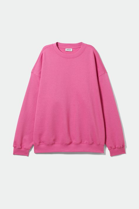 An oversized sweatshirt made from a soft cotton and recycled polyester blend fleece jersey. This go-to layer has dropped shoulder seams, ribbed edges, wide tapered arms, and falls just below the bottom. The model wears size S that measures 125 cm in chest circumference, 64 cm in length and 58 cm in sleeve length. Swedish Street Style, Shop Hoodies, Women's Hoodies, Oversized Style, Pink Sweatshirt, Oversized Sweatshirt, Royal Fashion, Dream Clothes, Cozy Sweaters