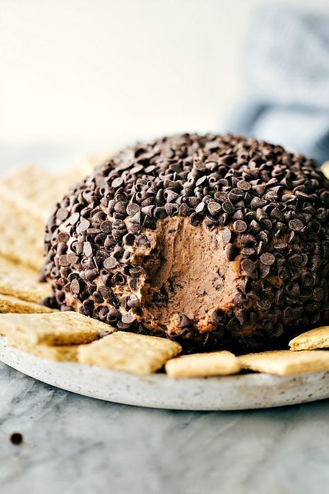 SIMPLE and delicious brownie "batter" cheesecake ball! Super Bowl Sweets, Brownie Batter Cheesecake, Chocolate Cheese Ball, Butter Cake Bars, Dessert Cheese Ball, Superbowl Desserts, Cheesecake Balls, Chelsea's Messy Apron, Gooey Butter Cake