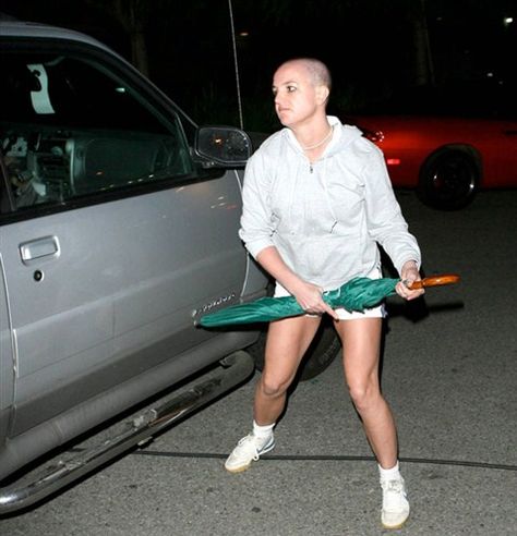 Britney Spears Shaved Head, Sleeping In A Car, Britney Spears Costume, 2000s Celebrities, 2000s Pop Culture, Britney Spears Outfits, Meme Party, 2007 Fashion, Fest Temaer