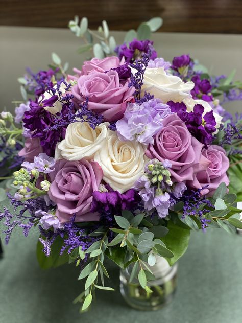 Purple And White Flower Arrangements Centerpieces, Purple Flower Centerpieces Diy, Wedding Flowers Pinks And Purples, Purple Rose Arrangement, Purple And Pink Centerpieces, Purple Floral Arrangements Centerpieces, Purple Party Centerpieces, Purple Flowers Arrangements, Pink And Purple Floral Arrangements