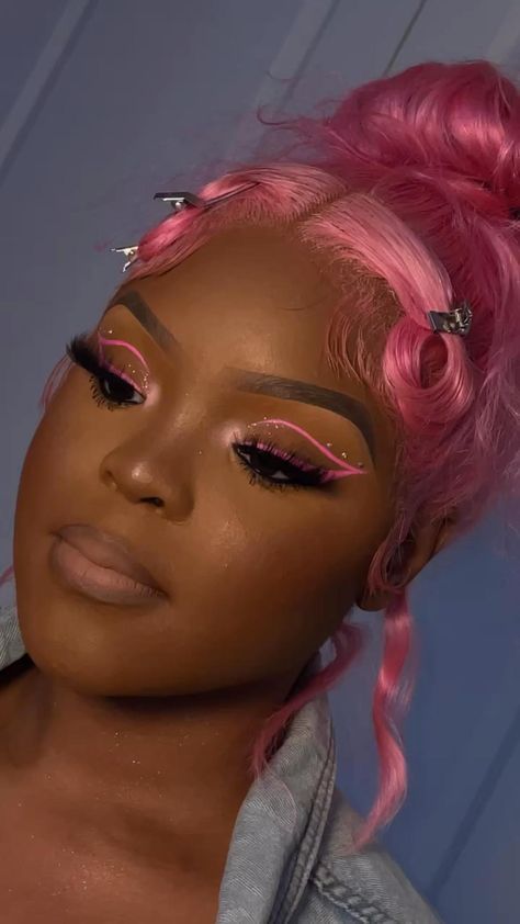 Gender Reveal Makeup Ideas, Gender Reveal Makeup, Makeup Ideas Glitter, Makeup Looks Black Women, Makeup With Eyeshadow, Pink Glitter Makeup, Red Makeup Looks, Applying Eyeshadow, Birthday Makeup Looks