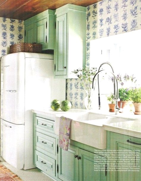 Want to turn a drab kitchen into a fab and unique retro kitchen? Here are 30 brilliant ideas on how to embrace the style even on a budget. Modern kitchen design can be quite mundane with monotonic colors, plain colors which are usually very neutral with clear-cut sharp edges. Atomic Furniture, Pizza Advertising, Retro Refrigerator, Wood Pizza, Kpop Beauty, 1950s Kitchen, House Deco, Retro Kitchen Decor, Cottage Kitchens