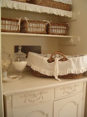 Vintage Laundry Rooms and Decorating Ideas - via Pam Designs Laundry Room French Country, French Country Laundry Room Ideas, Pretty Laundry Room, Laundry Room Baskets, Vintage Laundry Room, French Country Bathroom, Cabinet Detailing, Laundry Room Inspiration, Shabby Chic Dresser