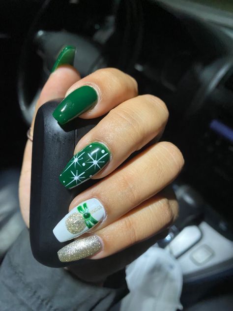 Christmas Nails Green And White, Christmas Acrylic Nails Holiday Green, Green And White Winter Nails, Green And White Christmas Nails, Christmas Nails Coffin Shape Green, Green Nails With White Christmas Tree, Green Gold Holiday Nails, Accent Nail Art, Engagement Nails