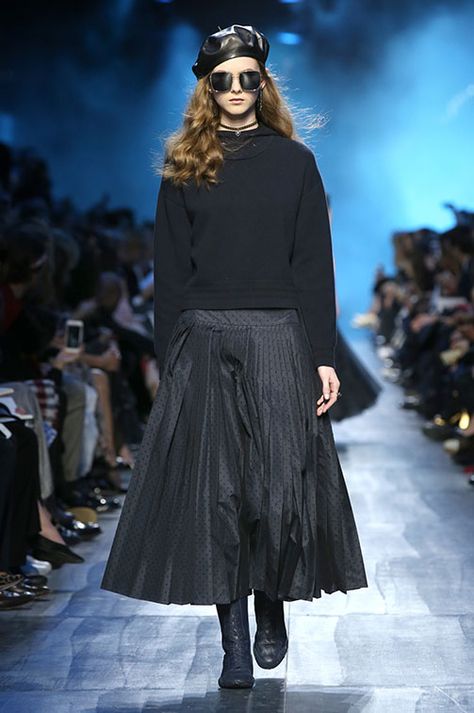 Dior A/W17 Pleats and Jumper Dior Pleated Skirt, Moda Paris, Maria Grazia Chiuri, Paris Fashion Week, Pleated Skirt, Lace Skirt, Tulle Skirt, Burberry, Fashion Show