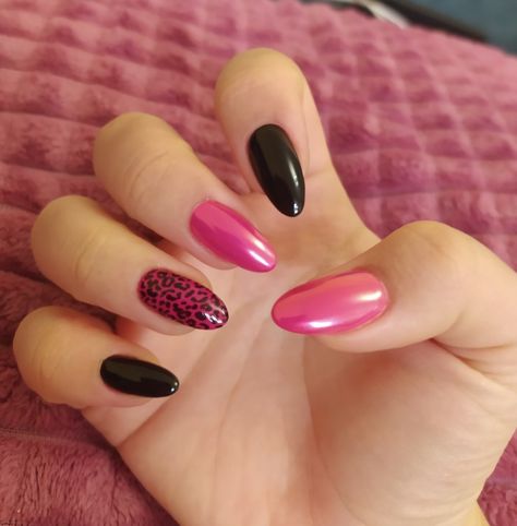 Cool emo nails black and pink Easy Pink Nail Art, Black Nails With Pink Design, Pink Emo Nails, Nail Ideas Emo, Short Pink And Black Nails, Cute Oval Nails Design, Emo Nails Ideas, Pink And Black Nails Short, Emo Short Nails