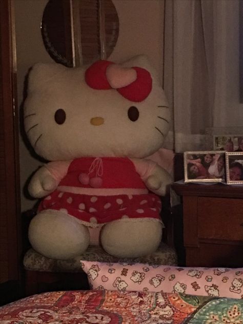 hello kitty  HUGE plush bought from the Facebook site in Indianapolis 2016 $20.00 what a steal! Retail price I found was $250.00 Huge Hello Kitty Plush, Jumbo Hello Kitty Plush, Giant Hello Kitty Plush, Big Hello Kitty Plush, Huge Plushies, Big Plushies, Hello Kitty Funny, Big Stuffed Animal, Big Teddy