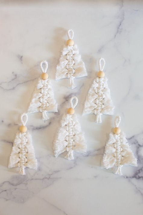 Small Macrame Christmas Tree, Easy Macrame Christmas Decorations, Christmas Macrame Decorations, Easy Christmas Macrame Ideas, Easy Macrame Christmas Ornaments, Easy Macrame Ornaments, Easy Macrame Christmas Tree, Makramee Christmas, Christmas Macrame Ideas