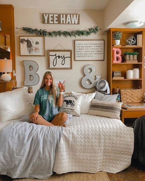 College Western Dorm Room Ideas, Chitwood Dorm Texas Tech, Rustic Dorm Room Ideas, Western College Dorm, Dorm Room Transformation, Texas Tech Dorm Room, Mizzou Dorm, Cowgirl Dorm Room, Texas Bedroom