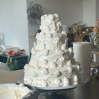 Yip.Studio (@yip.studio_) • Instagram photos and videos Nyc Cake, Foodporn Dessert, Rock Cake, Fashion Cake, Baking Cake, Strawberry Cake, Vintage Cake, Sheet Cake, Wedding Shots