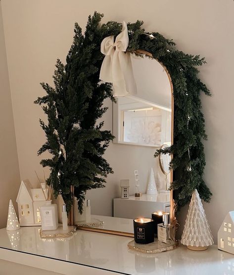 Christmas Decor Nightstand, Christmas Tree Decor Traditional, Holiday Room Decor Aesthetic, White Christmas Aesthetic Decor, Simple Christmas Decor Bedroom, Neutral Christmas Living Room, Minimalist Christmas Aesthetic, Christmas Decor Room Ideas, Christmas Nightstand Decor