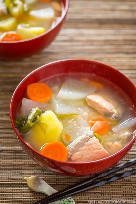 Kombu Dashi, Soup With Vegetables, Salmon Soup, Asian Soup Recipes, Dashi Broth, Just One Cookbook, Japanese Soup, Easy Japanese Recipes, Hokkaido Japan