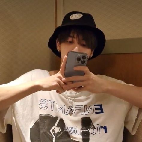 Kang Taehyun Mirror Selfie, Taehyun Bf Material, Txt Taehyun Selfie, Taehyun Txt Boyfriend Material, Taehyun Boyfriend Material, Taehyun Boyfriend, Taehyun Aesthetic, Taehyun Lq, Kpop Profiles