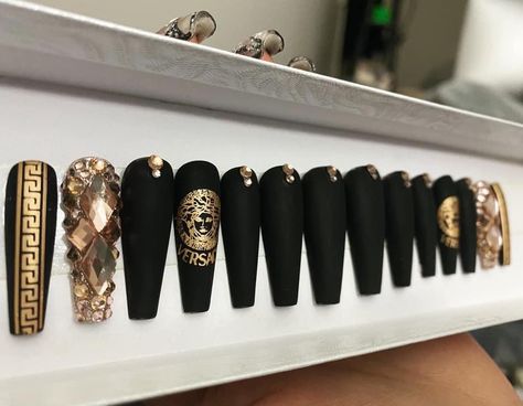 #versace #black #nails #glam Versace Acrylic Nails, Versace Nail Art, Versace Nails Designs, Versace Nails, Rainbow Nails Design, Aurora Nails, Art Deco Nails, Punk Nails, Nail Effects