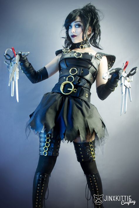 Edward Scissorhands Makeup, Edward Scissorhands Costume, Edward Scissor, Pregnant Halloween Costumes, Geek Women, Tim Burton Characters, Scissors Hand, Broadway Costumes, Edward Scissorhands