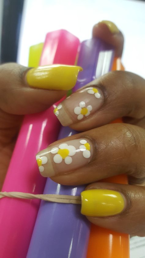 Yellow Nails With Daisy, White And Yellow Nails, Yellow And White Nails, Spring Nails Yellow, Yellow Nails With Flowers, Easy Spring Nail Art, Yellow Flower Nails, Daisy Nail Design, White Flower Nails