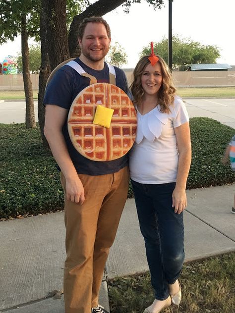 Cute and easy Halloween Costume Idea for Couples. DIY Chicken and Waffles! Super cute and easy. mynameissnickerdoodle.com Waffle Costume, Disfraces Stranger Things, Stranger Things Halloween Party, Stranger Things Halloween Costume, Diy Couples Costumes, Halloween Parejas, Stranger Things Costume, Easy Halloween Costume, Stranger Things Halloween