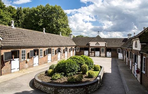 English Stable Yard, Small Equestrian Property, Equestrian Yard Ideas, Houses With Stables, French Horse Stables, Pretty Horse Stables, Luxury Stables Exterior, British Horse Stables, English Horse Stables