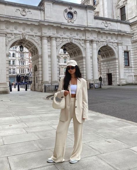 blazer suit set, outfit of the day, ootd, baseball cap Clean Style Outfit Aesthetic, Beige Leather Jacket Outfit, Blazer Set Outfit, Vestiti Edgy, Tall Girl Fashion, Wedding Dress Bustle, Monochromatic Fashion, Trendy Spring Outfits, Instagram Presets