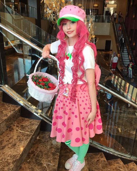 Strawberry Shortcake Halloween Costume, Cake Costume, Strawberry Shortcake Pictures, Cosplay Instagram, Pretty Halloween Costumes, Matching Costumes, Cute Halloween Costumes, Sleepover Party, Cute Costumes