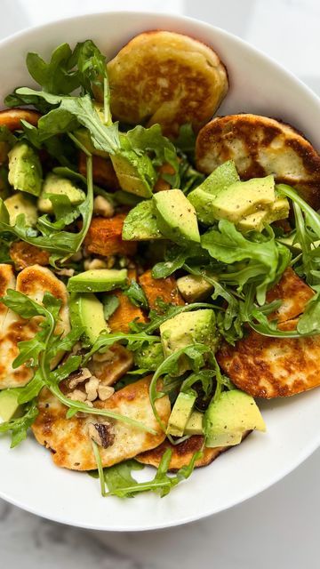 Aleyda | The Dish On Healthy on Instagram: "Avocado, Pan-fried Halloumi, Butternut Squash & Arugula Salad! 🥑🧀🍠🌿 topped with crunchy walnuts and a winning Maple Cider Vinaigrette that will become a fam favorite, i promise! 🍁 🍋 Grab the recipe deets below 👇🏼👇🏼 and tag @thedishonhealthy if you make it! Salad Ingredients (serves 2) 2.5 cups of arugula (or spinach) 2 cups of cubed roasted butternut squash 2 small avocados cubed, or 1 large one 1 cup of pan-fried halloumi cheese (sliced) 1/3 Squash Arugula Salad, Maple Cider Vinaigrette, Fried Halloumi, Cider Vinaigrette, Halloumi Cheese, Arugula Salad, Roasted Butternut, Roasted Butternut Squash, Avocado Salad